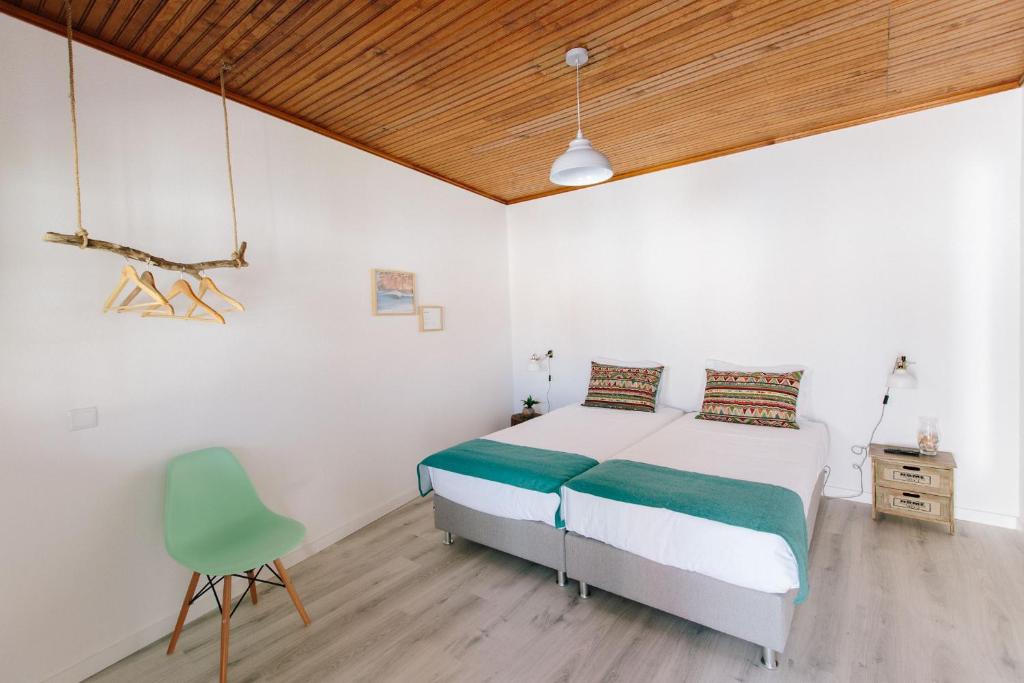 Postel nebo postele na pokoji v ubytování Zulla Nazaré`s Surf Village