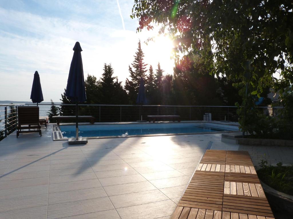 Bazén v ubytování Maria Apartments nebo v jeho okolí