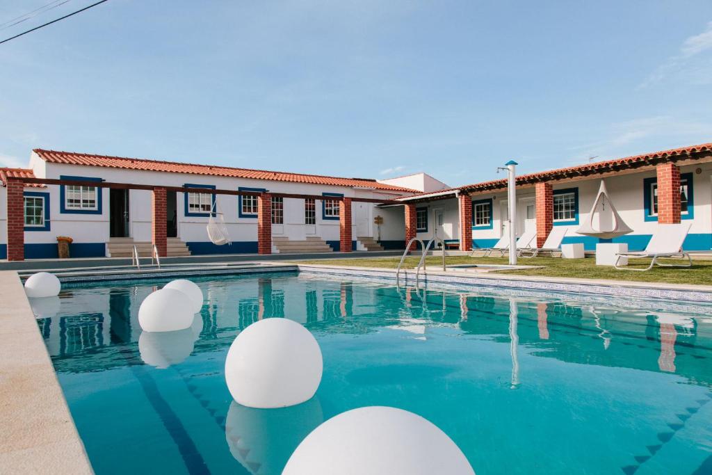 Bazén v ubytování Zulla Nazaré`s Surf Village nebo v jeho okolí