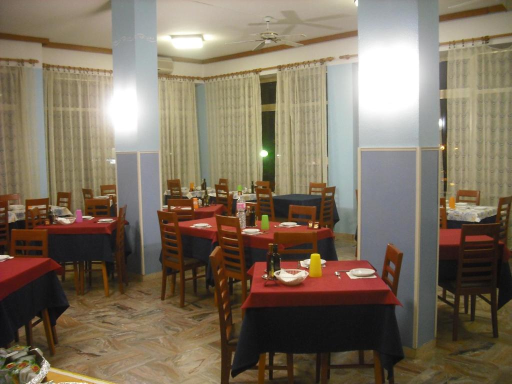 A restaurant or other place to eat at Hotel Bellevue
