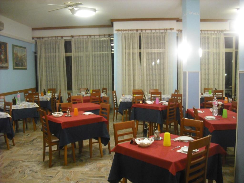 A restaurant or other place to eat at Hotel Bellevue