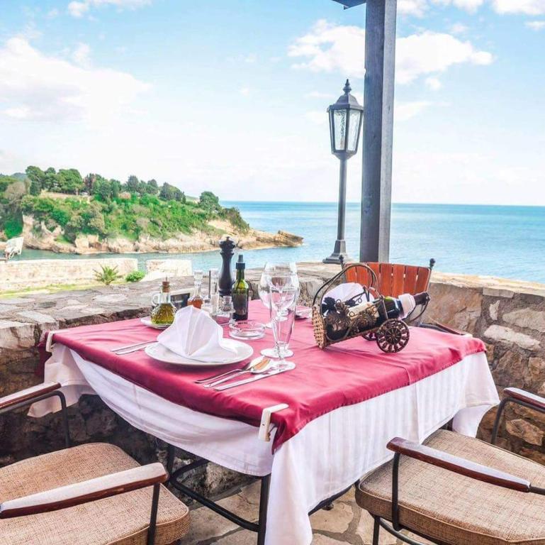 una mesa con vistas al océano en Villa Marinero en Ulcinj