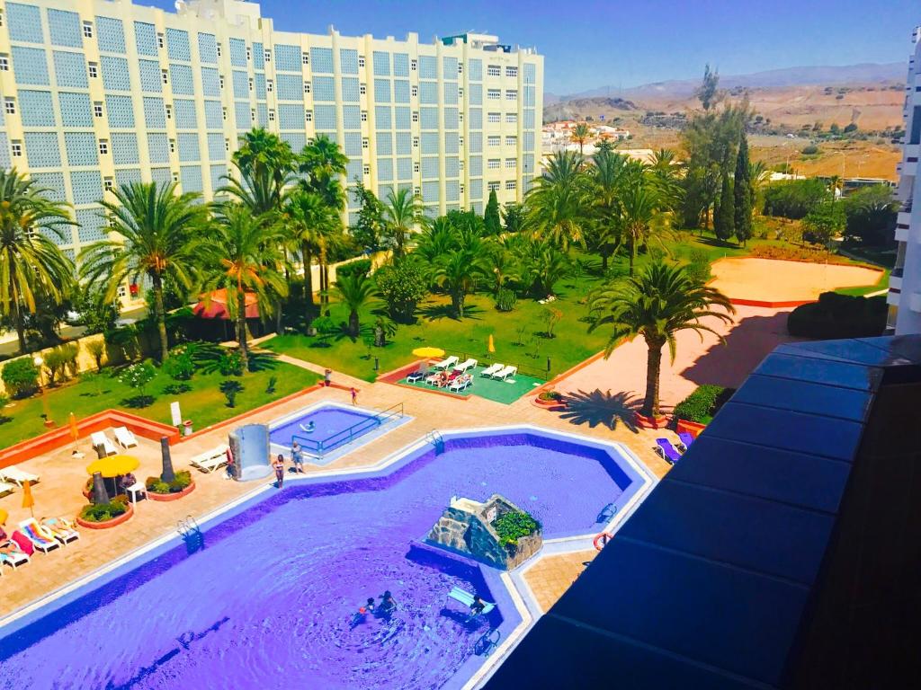 eine Aussicht über einen großen Pool in einem Resort in der Unterkunft Holiday Apartment in Playa del Ingles