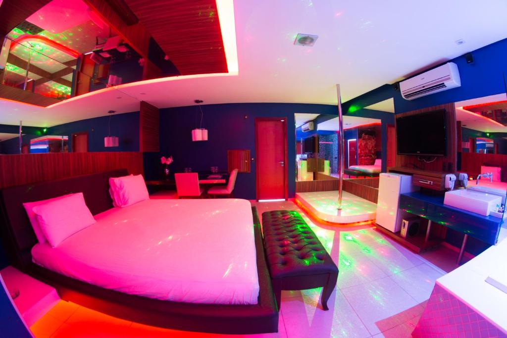  Platinum Motel (Adults Only)