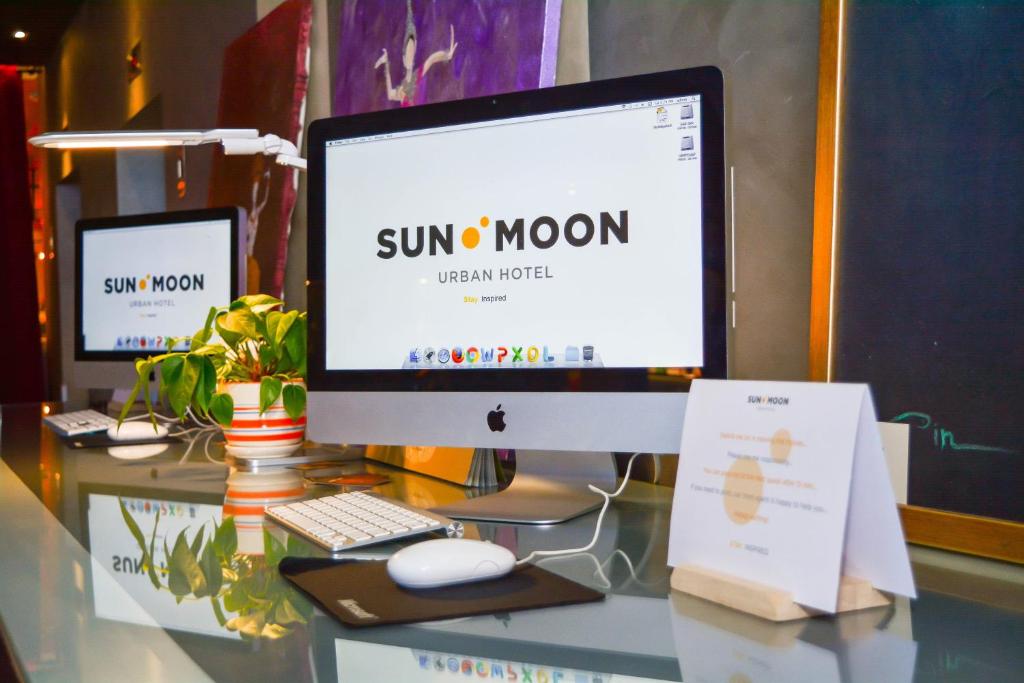 TV a/nebo společenská místnost v ubytování SUN & MOON, Urban Hotel