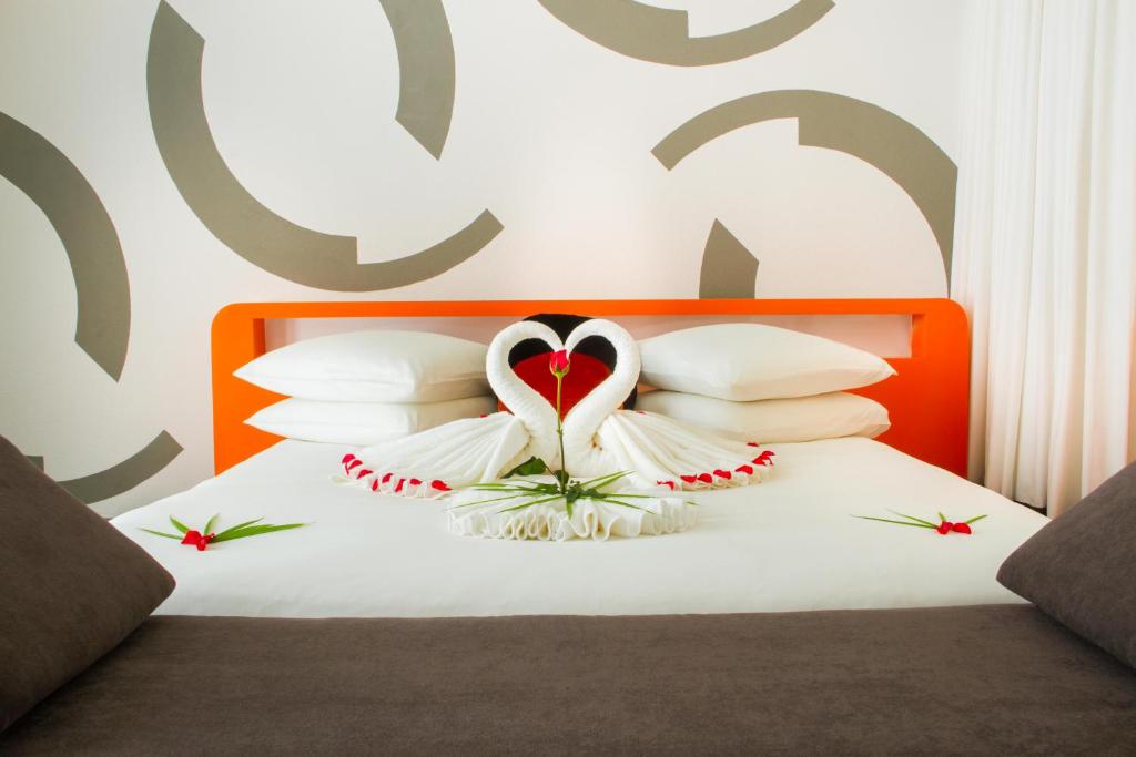 Postel nebo postele na pokoji v ubytování SUN & MOON, Urban Hotel