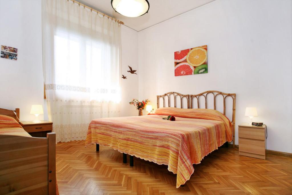 a bedroom with a large bed and a window at Appartamento Rialdoli in Scandicci