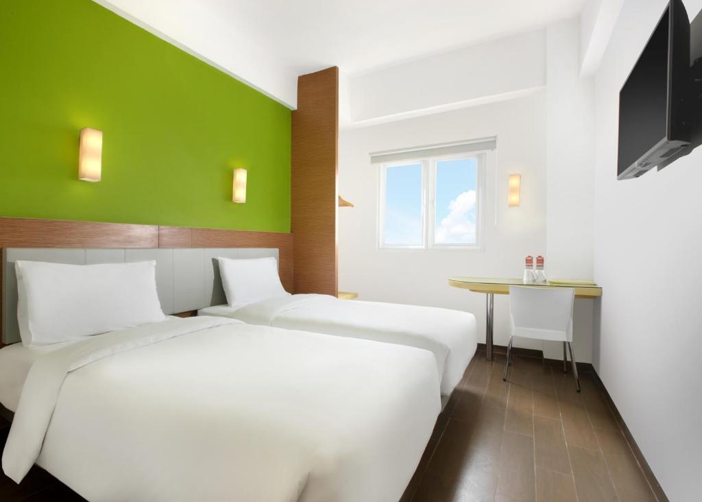 Postel nebo postele na pokoji v ubytování Amaris Hotel Serpong Tangerang
