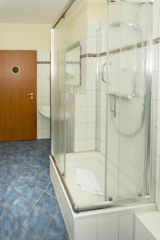 Koupelna v ubytování Hiddenseer Hotel