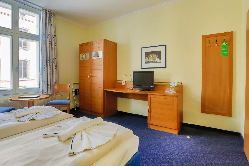 Postel nebo postele na pokoji v ubytování Hiddenseer Hotel