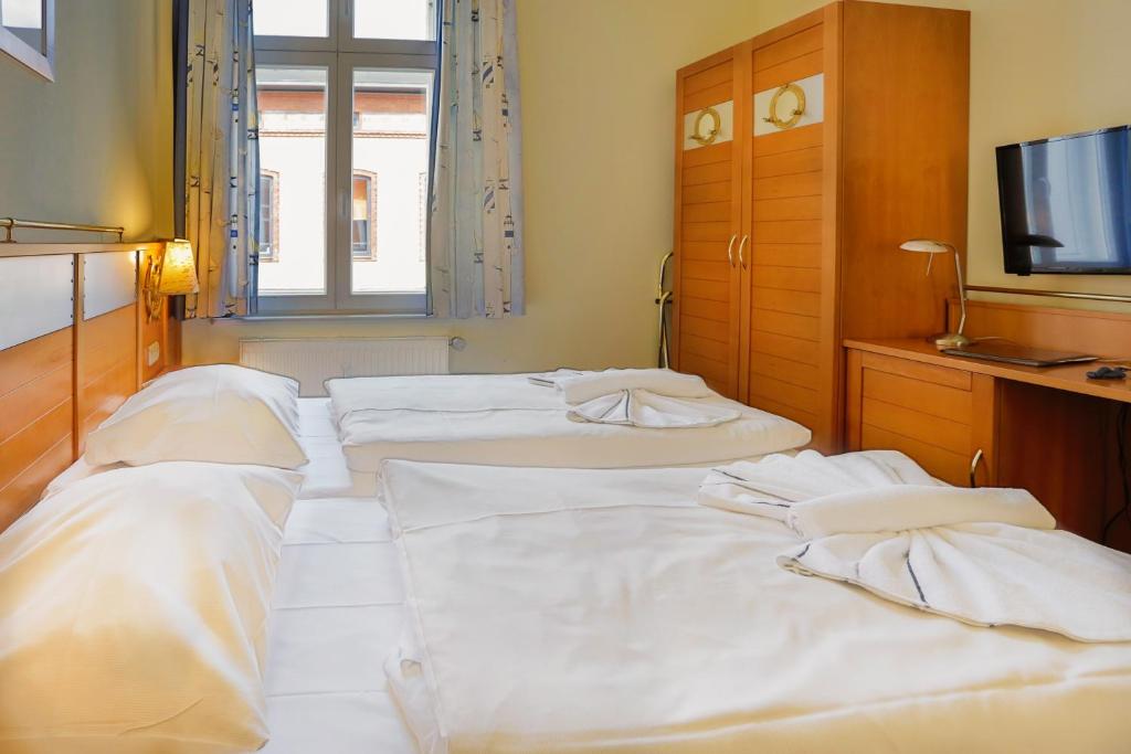Postel nebo postele na pokoji v ubytování Hiddenseer Hotel