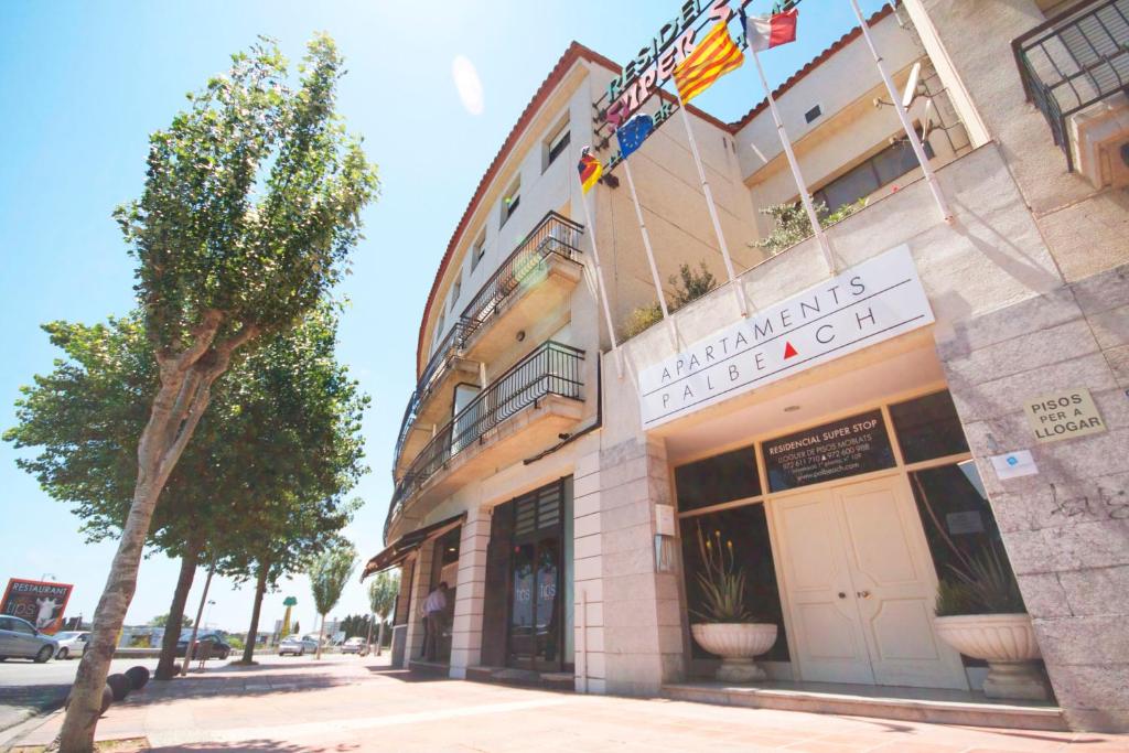 um edifício com um sinal na lateral em Residencial Super Stop Palafrugell em Palafrugell