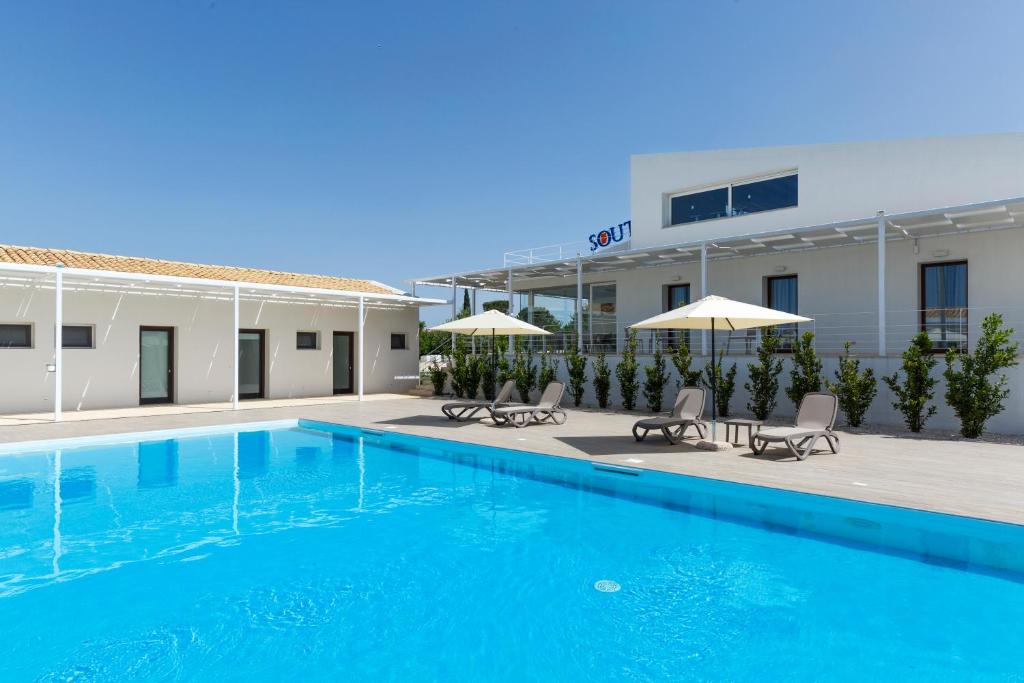 a large swimming pool in front of a building at Southeast Hotel in Chiaramonte Gulfi