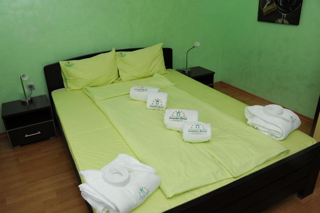 Postel nebo postele na pokoji v ubytování Clinic for Rehabilitation Vujan