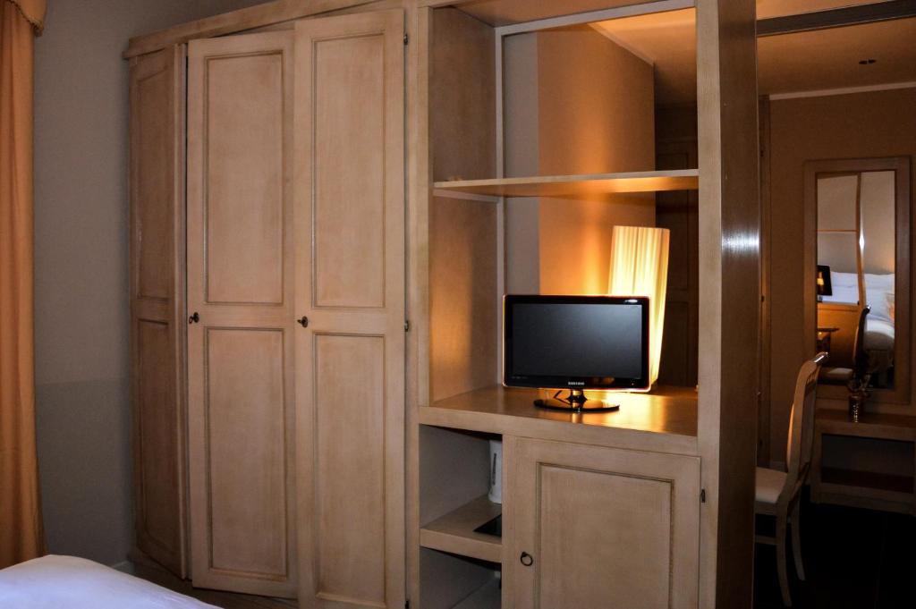 TV a/nebo společenská místnost v ubytování Roccamonfina Palace Hotel