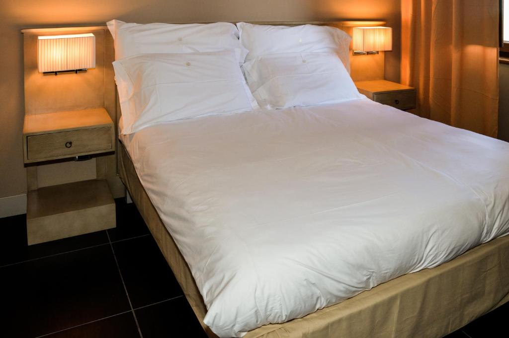 Postel nebo postele na pokoji v ubytování Roccamonfina Palace Hotel