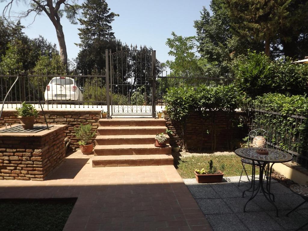a garden with stairs and a fence and a table at Il Poggiale in Empoli