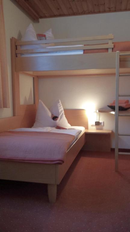 A bed or beds in a room at Appartements Fritz Sagmeister