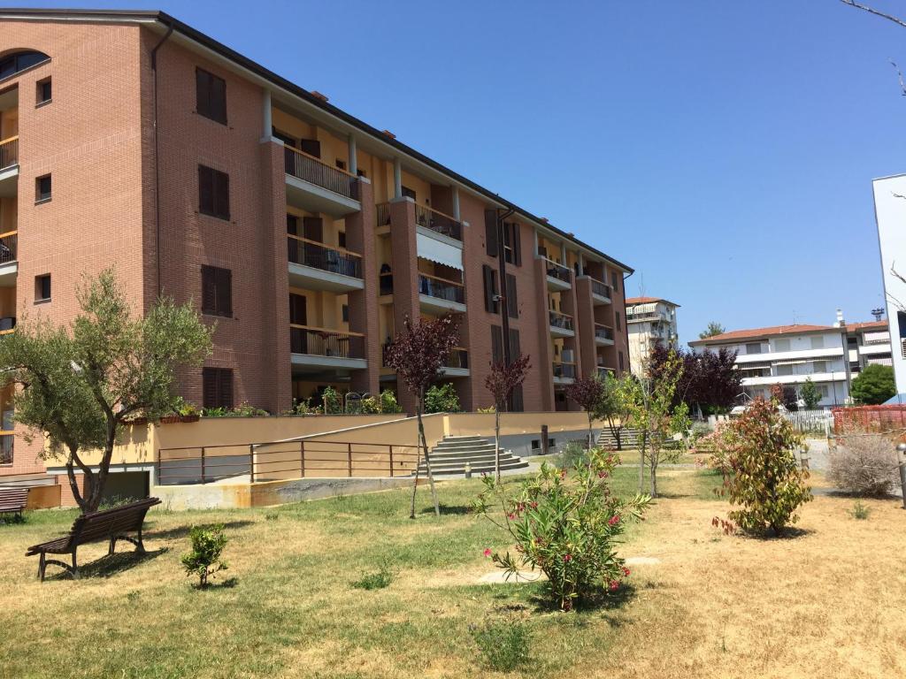 een gebouw met een park ervoor bij Appartamento Elena in Pisa