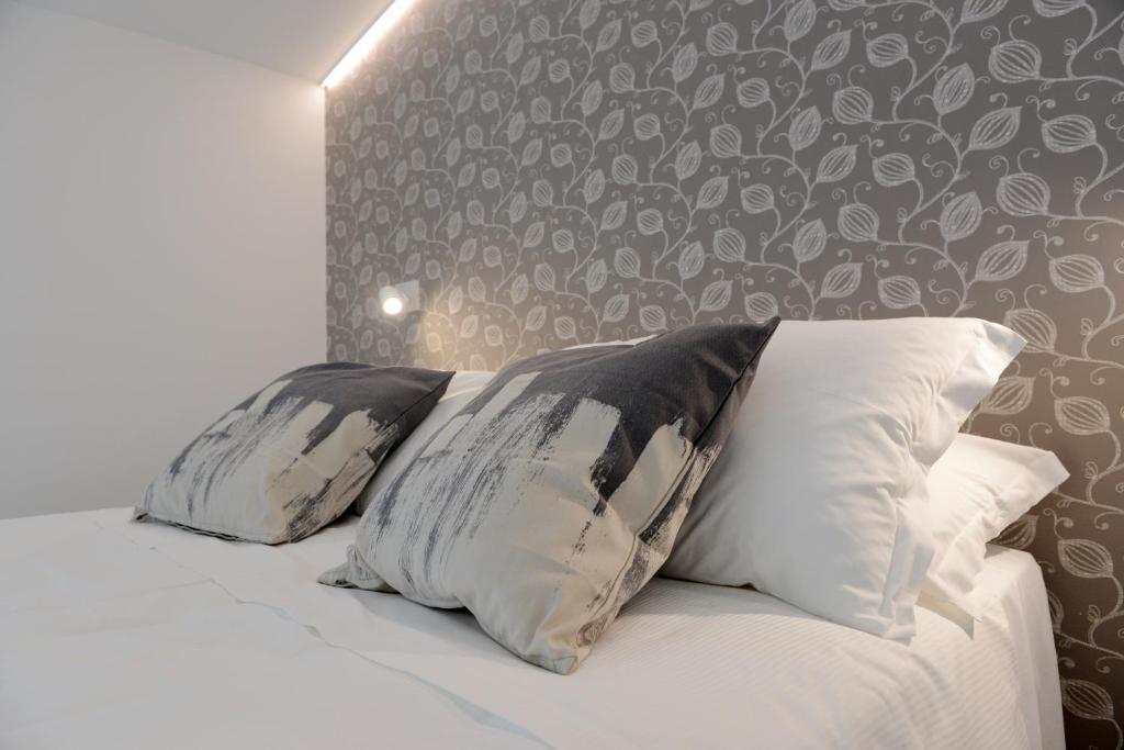 - un lit avec 3 oreillers et un mur dans l'établissement Miramed rooms, à Termoli