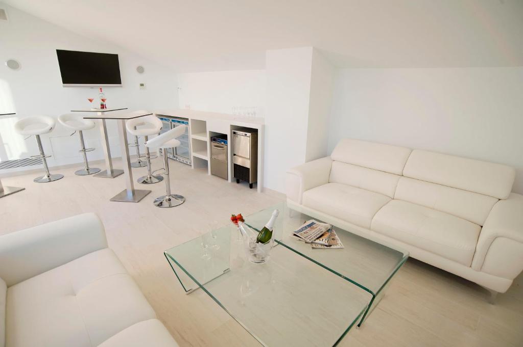 TV a/nebo společenská místnost v ubytování Sindic Hotel - Adults Only