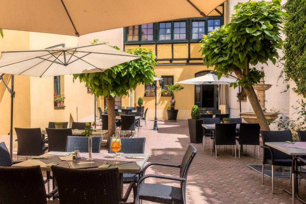 Restaurace v ubytování "Zur Altstadt - Am Fuße der Osterburg" Gaststätte, Pension, FEWO