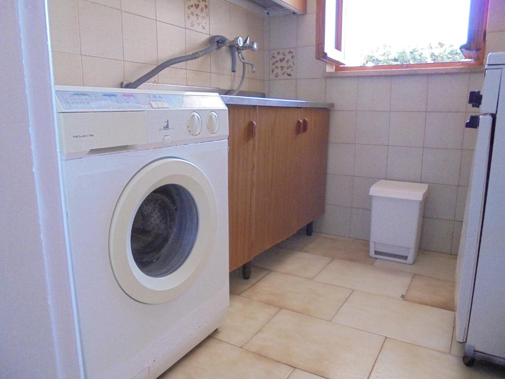 オートラントにあるCasa Degli Uliviの小さなバスルーム(洗濯機、乾燥機付)