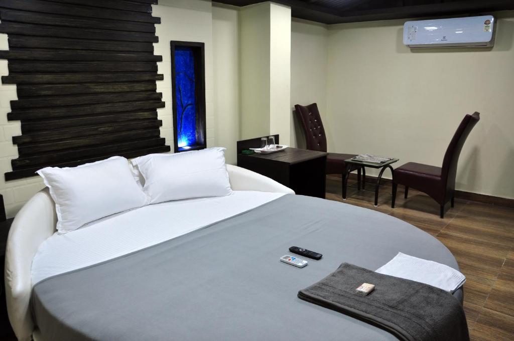 Postel nebo postele na pokoji v ubytování Hotel Anandhiram Heritage