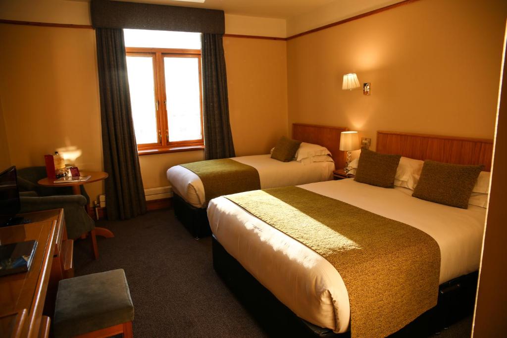 Postel nebo postele na pokoji v ubytování Tullamore Court Hotel