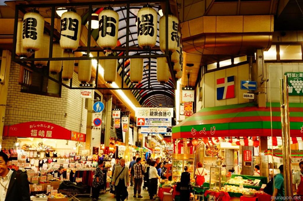 Supermarket nebo jiné obchody v  hotelu nebo okolí