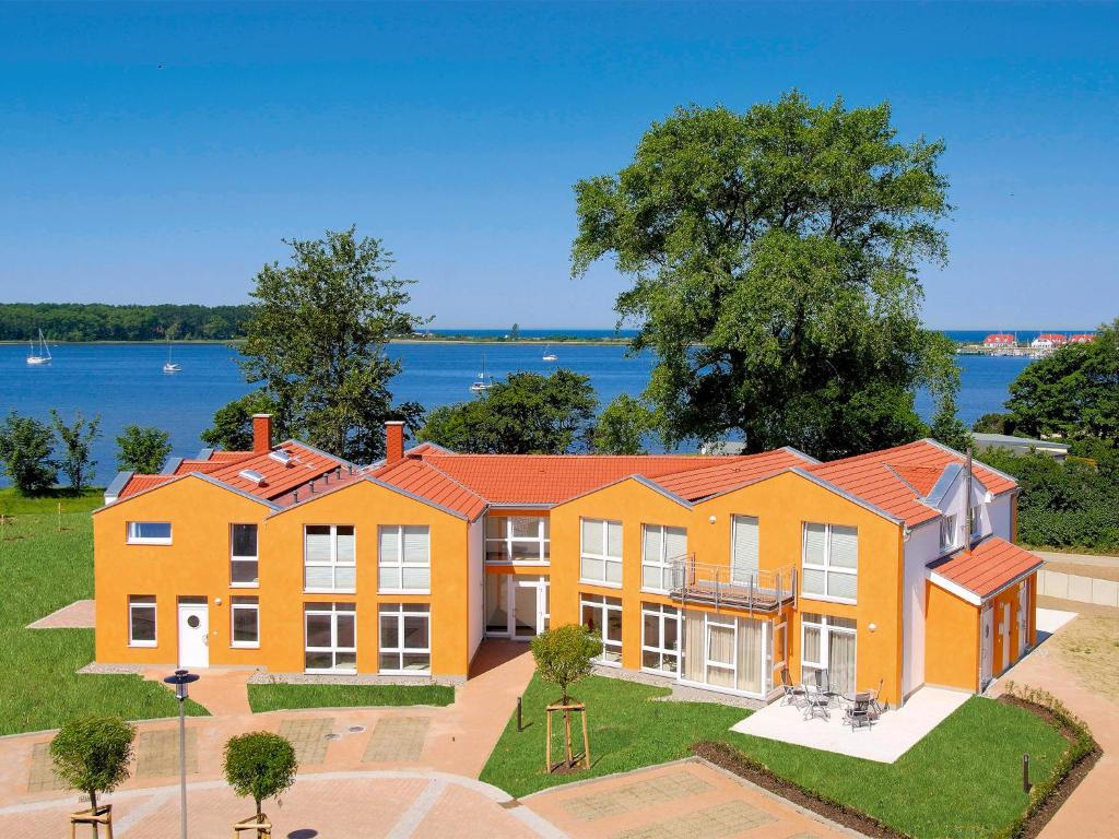 レリクにあるFerienwohnungen in Rerik - D 132.074の水の景色を望むオレンジハウスです。