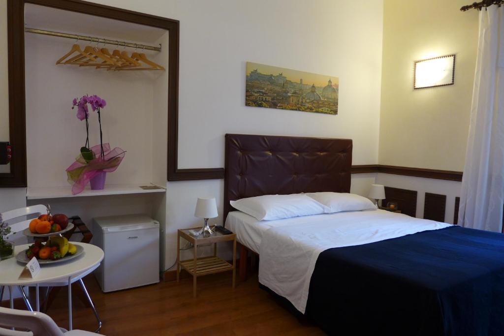 ローマにあるResidenza Vespasianoのベッドルーム1室(大型ベッド1台、テーブル付)