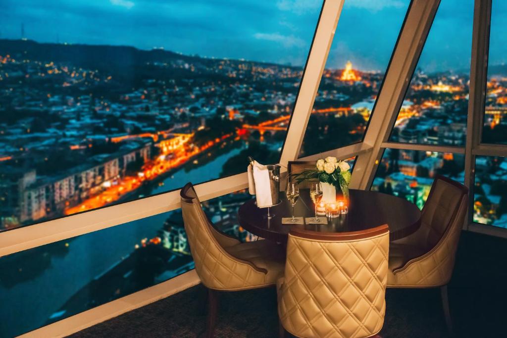 Nespecifikovaný výhled na destinaci Tbilisi nebo výhled na město při pohledu z hotelu