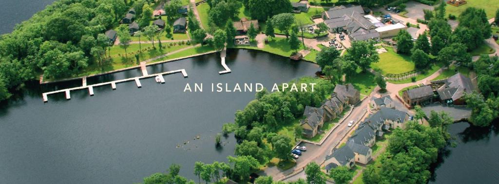 un parc insulaire avec un pont sur un lac dans l'établissement Lusty Beg Island, à Kesh