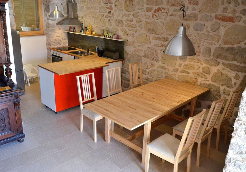 Kuchyň nebo kuchyňský kout v ubytování Stone House Nana