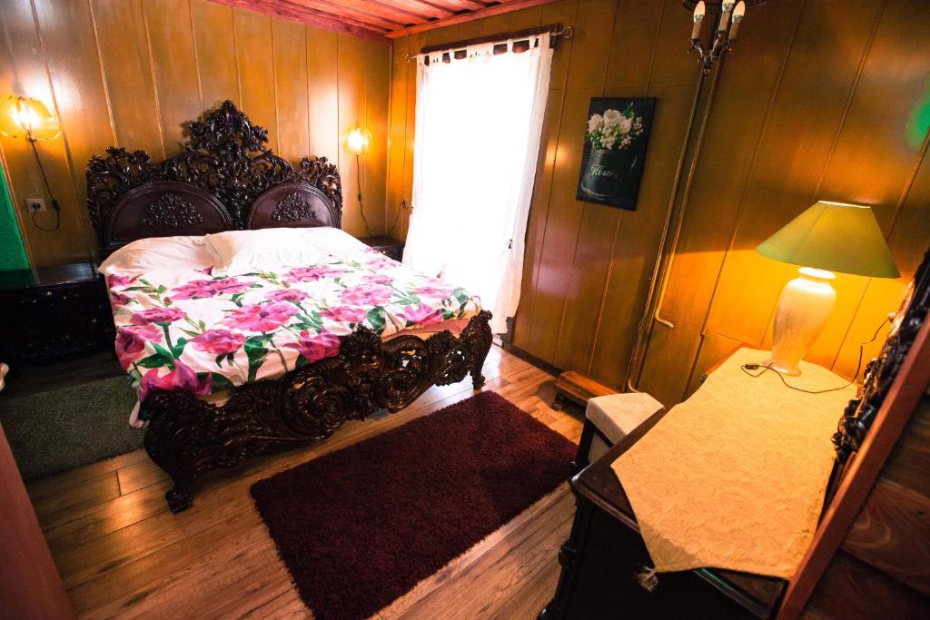 einen Blick über ein Schlafzimmer mit einem Bett und einer Lampe in der Unterkunft Šumski Dvori Apartment in Ogulin