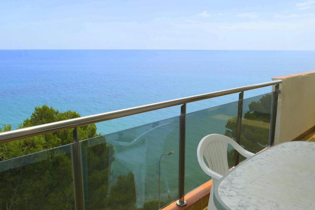 balcón con mesa y vistas al océano en Rentalmar Los Angeles, en Miami Platja