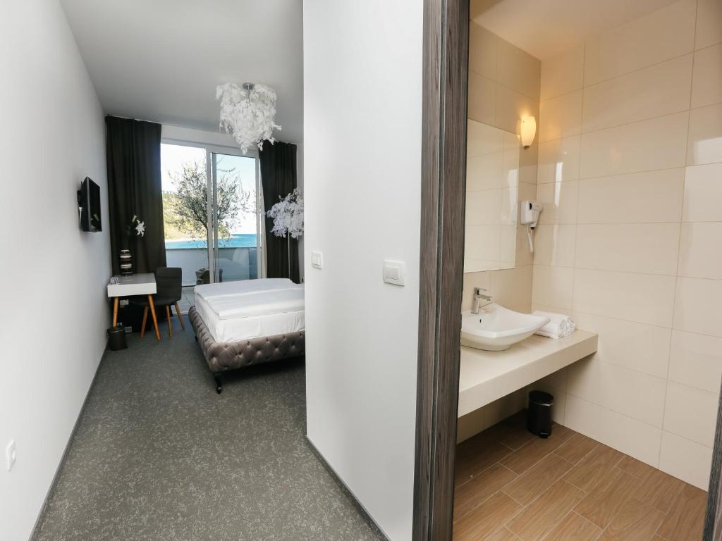 Postel nebo postele na pokoji v ubytování Barbara Piran Beach Hotel