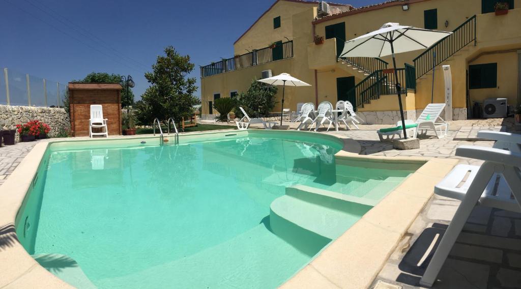 a large swimming pool in front of a building at Casa Vacanze Agriturismo Cilone in Ragusa