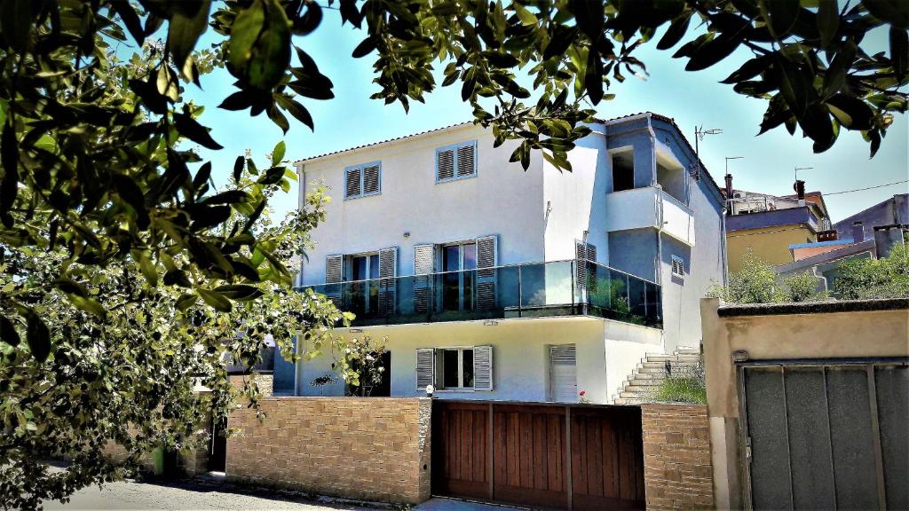 Budova, kde se apartmán nachází