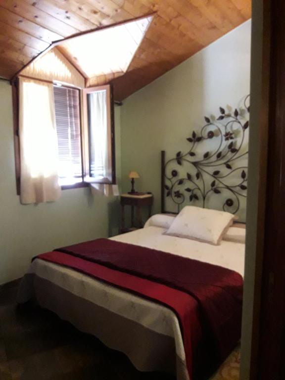 ラスカフリアにあるPLAZA DE LA VILLA 24の窓付きの部屋にベッド付きのベッドルーム1室があります。