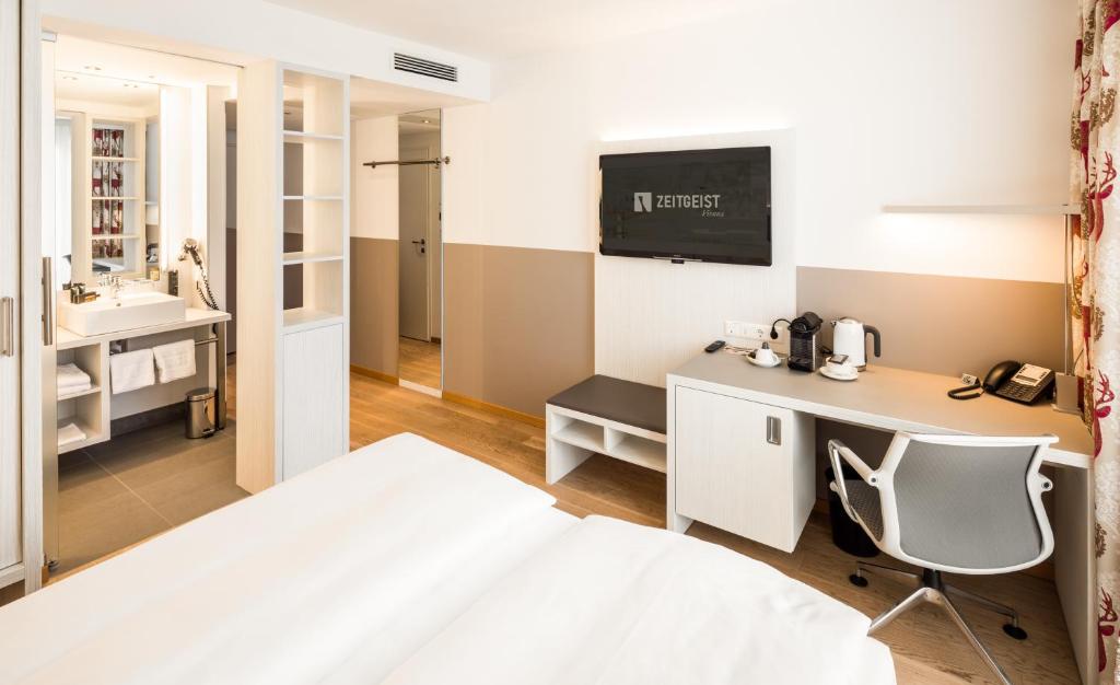 Postel nebo postele na pokoji v ubytování Hotel Zeitgeist Vienna Hauptbahnhof