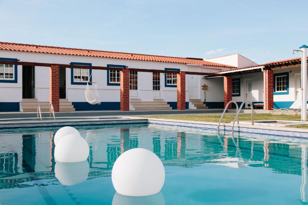 Bazén v ubytování Zulla Nazaré`s Surf Village nebo v jeho okolí