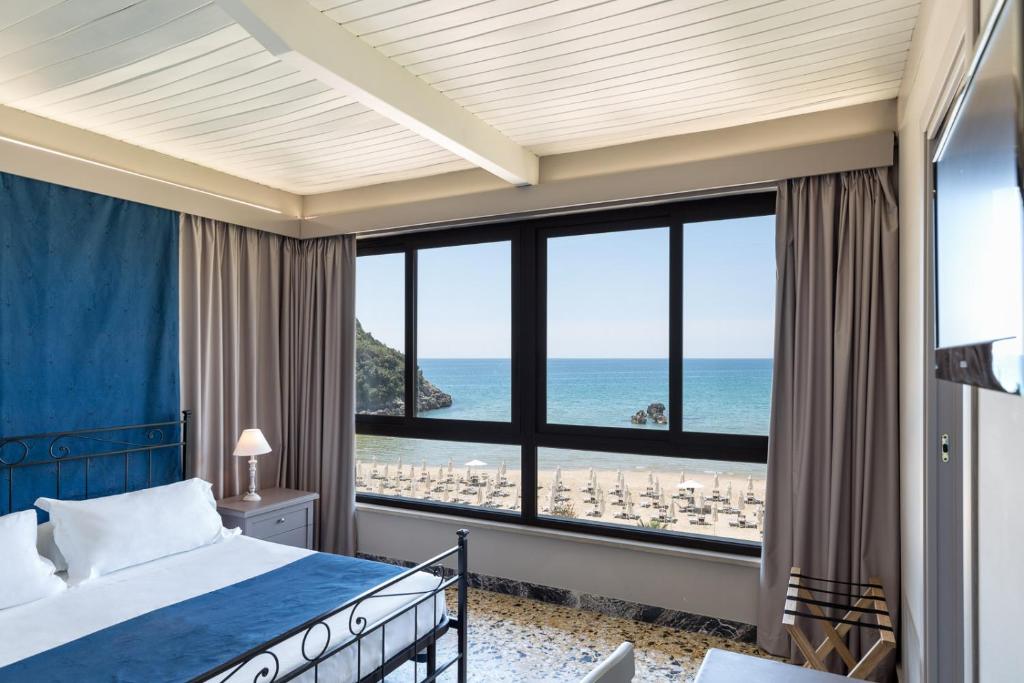 a bedroom with a view of the beach at Antica Villa in Gaeta