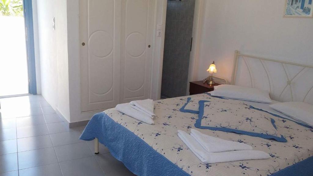 Postel nebo postele na pokoji v ubytování Artemis Rooms