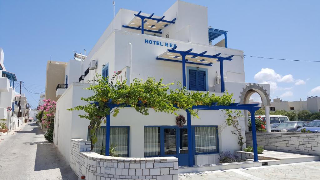 納克索喬拉的住宿－雷阿公寓式酒店，白色的建筑,在街上有蓝色的饰物