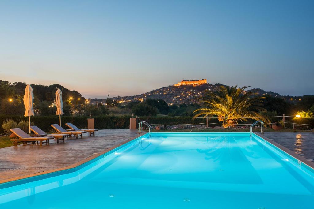 uma piscina com vista para uma montanha em Moongarden Resort em Mithimna