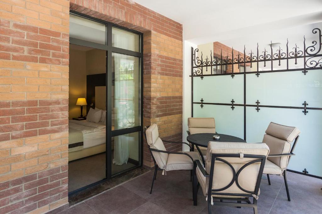 Posezení v ubytování Crowne Plaza - Borjomi by IHG