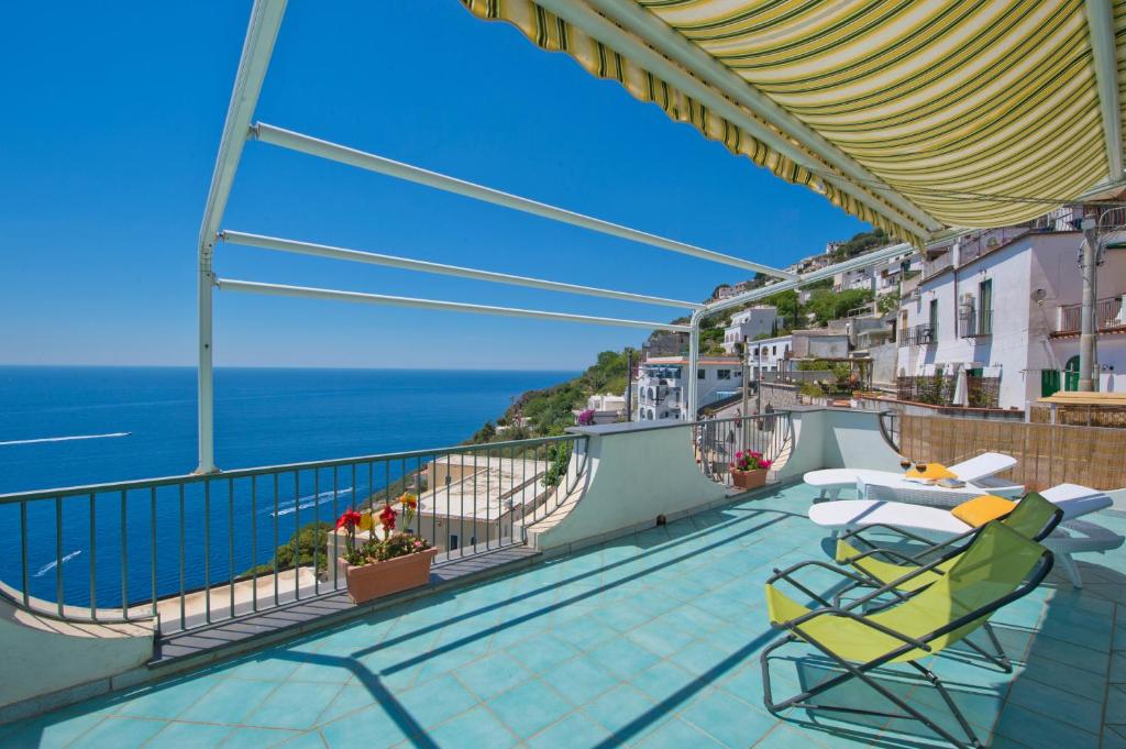 balcone con sedie e vista sull'oceano di Moressa a Praiano