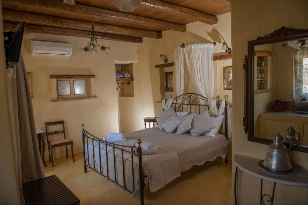 皮茲迪亞的住宿－Kritikies，一间卧室配有一张床和镜子